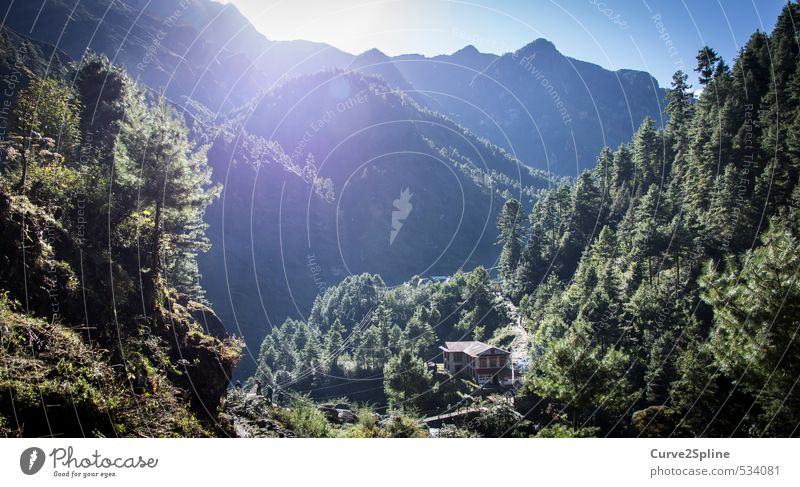 Phakding in Nepal Natur Landschaft Sonne Sonnenlicht Herbst Schönes Wetter Berge u. Gebirge Dorf Menschenleer Originalität Wärme grün Stimmung Einsamkeit
