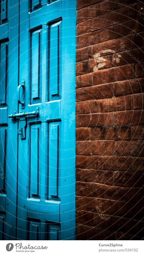 Blue Door Haus Gebäude Mauer Wand Tür Stein Holz ästhetisch fest blau braun Macht standhaft Autotür Kontrast Farbfoto Außenaufnahme Menschenleer