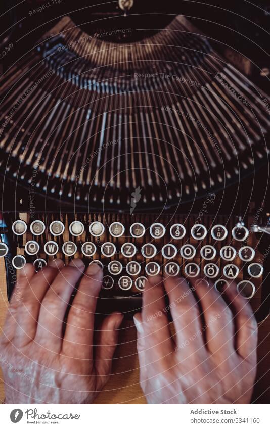 Nahaufnahme einer Schreibmaschine Mechanismus Sortierungen Briefe Typen Hebel Maschine altehrwürdig retro gerundet Schriftart klassisch komplex Gerät Satz