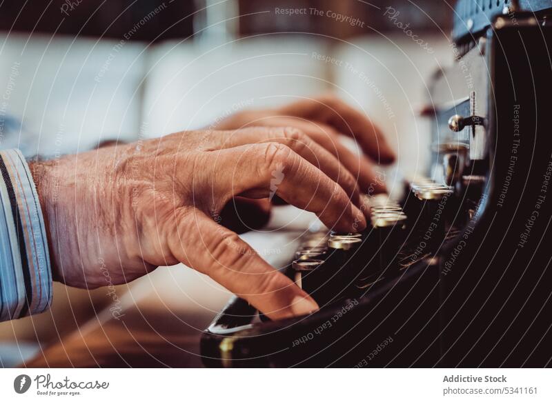 Ausschnitt Hände mit Schreibmaschine Tippen älter Person retro Schlüssel Antiquität Journalist Maschine altehrwürdig Autor Arbeit Job gealtert Schriftsteller