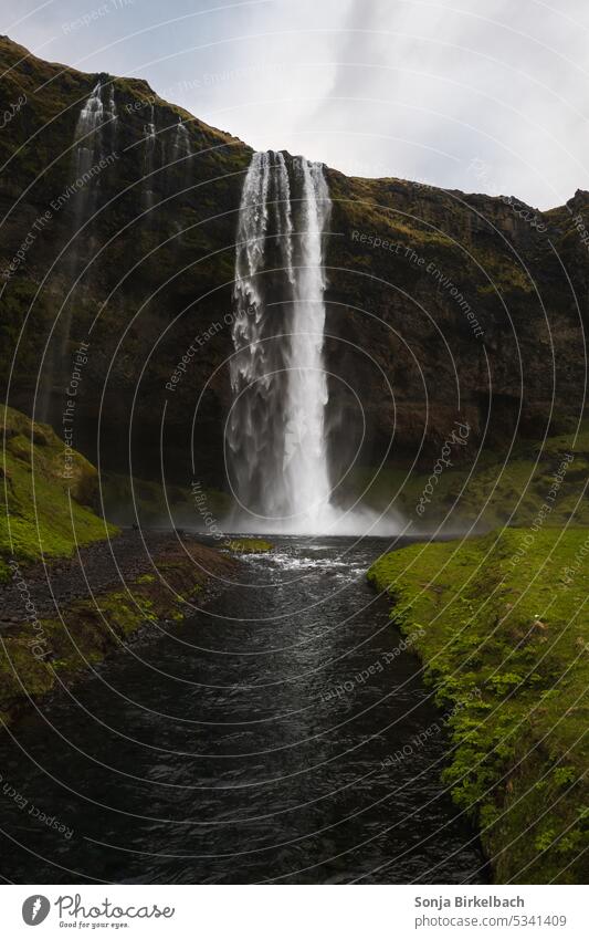 Am Ende eines Wasserfalls...Seljalandsfoss auf Island Kaskade Pool spektakulär Felsen Umgehungsstraße im Freien Fluss Südisland Wind weiß Wetter Reisen reisen