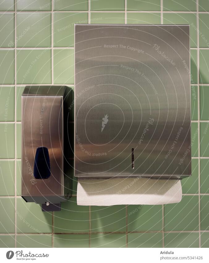 Edelstahl Seifenspender und Papiertuchhalter in einer grün gefliesten Toilette Händewaschen Hygiene Fliesen u. Kacheln Sauberkeit Wand Waschen abtrocknen