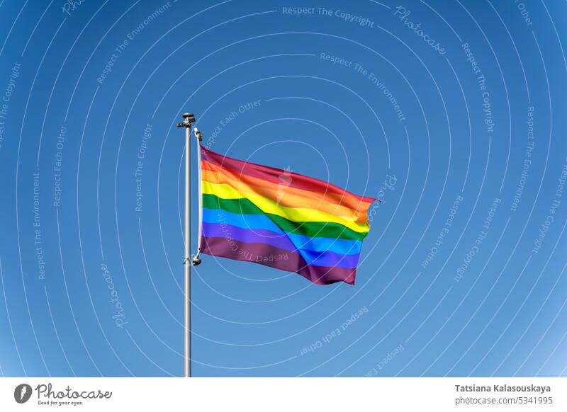 LGBTQ-Regenbogenflagge weht vor einem strahlend blauen Himmel lgbtq winkend übersichtlich Blauer Himmel Stolz Gleichstellung Vielfalt Einschluss Feier Identität
