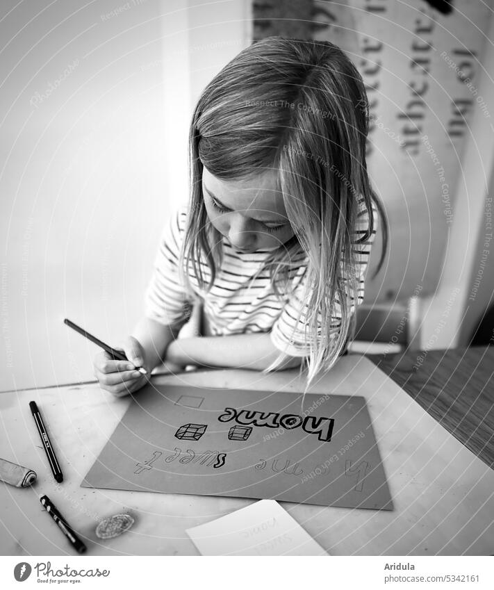 „home sweet home“ | Kind sitzt am Tisch und schreibt und zeichnet s/w No. 3 schreiben zeichnen Papier zuhause Kindheit Stift Stifthaltung Körperhaltung Haare