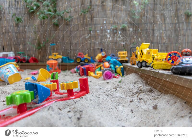 Buddelkiste mit Spielzeug Berlin buddelkiste Sand Hinterhof Pankow Hof Stadt Außenaufnahme Tag Menschenleer