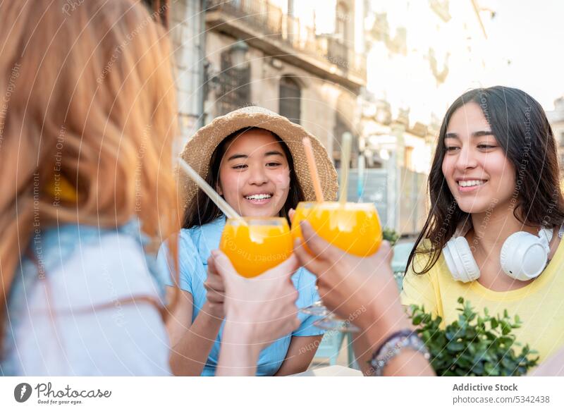 Fröhliche diverse Freundinnen genießen frische Getränke auf der Straße Frauen Lächeln Glück Zusammensein trinken jauchzen Saft Freundschaft jung heiter