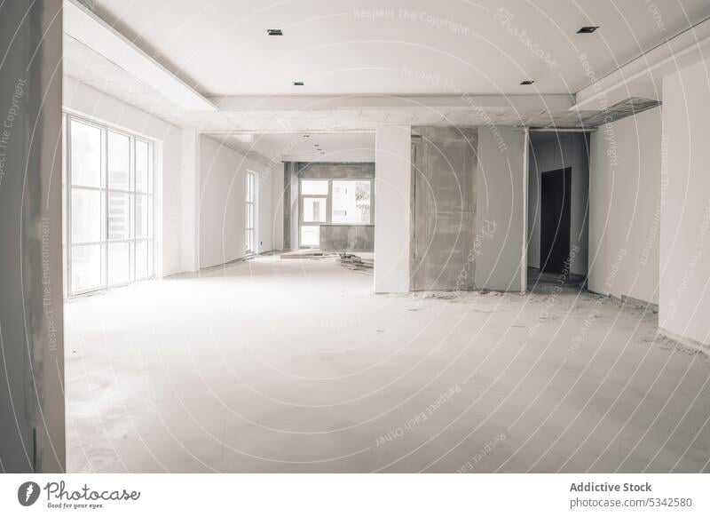 KI-generiertes Bild einer geräumigen leeren Halle in einem Gebäude mit großen Fenstern und Glastüren nach der Renovierung Haus Grafik u. Illustration
