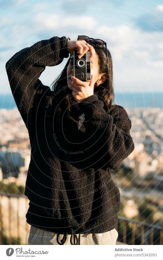 Unbekannte Frau fotografiert mit Kamera Fotograf fotografieren Fotoapparat Großstadt Sommer retro Gedächtnis urban Hobby Moment Barcelona Spanien Urlaub reisen