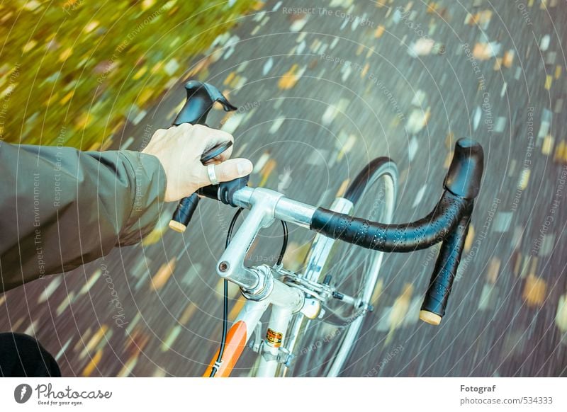 Ich fahr’. Arme Hand 30-45 Jahre Erwachsene Kultur Herbst Unwetter Regen Garten Park Fahrrad Metall Sport wandern dunkel elegant kalt Fröhlichkeit Begeisterung