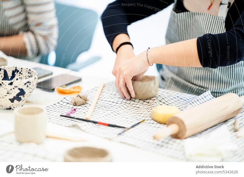 Anonyme Frau, die am Tisch Ton herstellt kreieren Töpferwaren machen handgefertigt Kunstgewerbler Werkstatt Fähigkeit Handwerk Basteln Keramik Vase Hobby