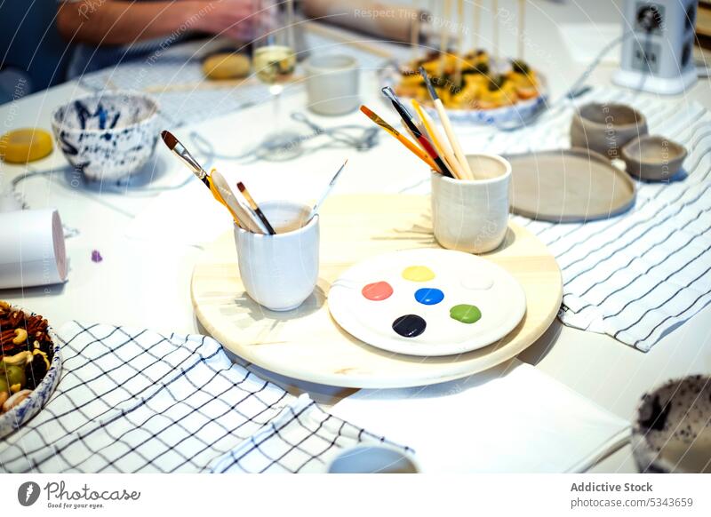 Kreativer Arbeitsplatz mit Malfarben und Pinseln Atelier Werkstatt Farbe Palette Designer kreativ Pinselblume Tisch Kunst Vorrat Bürste sortiert verschiedene