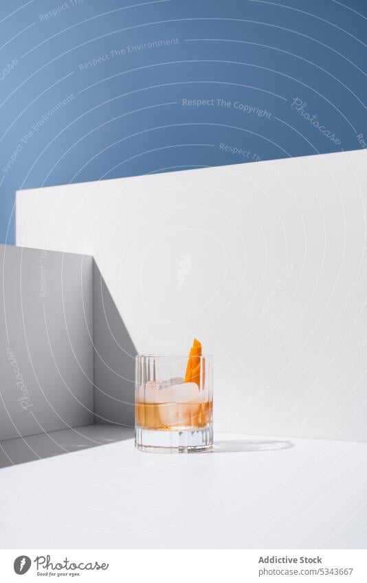Kristallklares Glas mit erfrischendem Vieux Carre-Getränk Eis Saft kristallklar orange kalt Erfrischung trinken Hahnenschwanz durchsichtig liquide Frucht