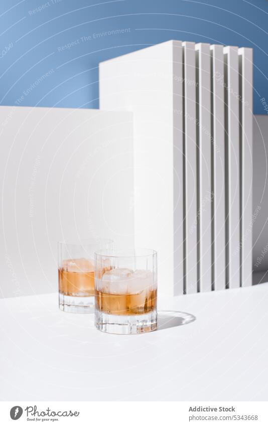 Ein Glas erfrischenden Scotch Whiskey mit Eiswürfeln kalt trinken Alkohol Erfrischung kristallklar liquide durchscheinend Scotch-Whiskey durchsichtig dienen