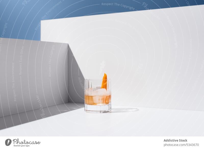 Kristallklares Glas mit erfrischendem Vieux Carre-Getränk Eis Saft kristallklar orange kalt Erfrischung trinken Hahnenschwanz durchsichtig liquide Frucht