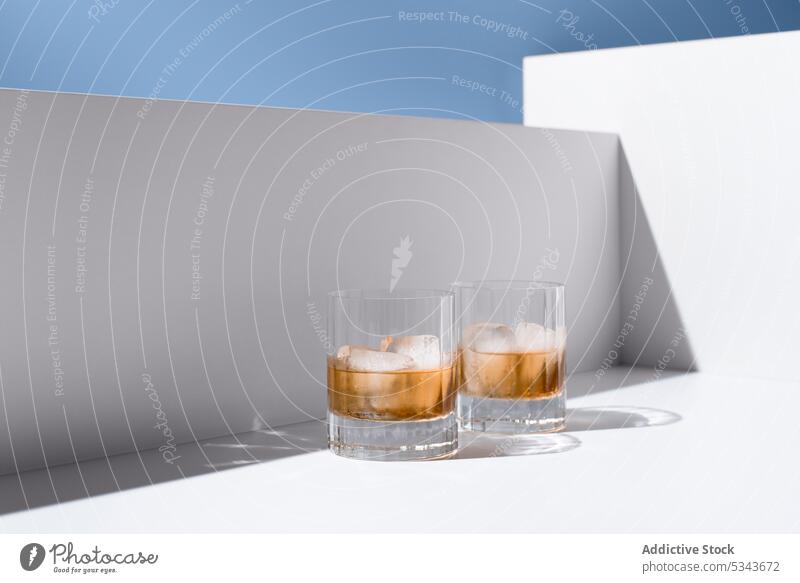 Gläser mit erfrischendem Scotch Whiskey mit Eiswürfeln Glas kalt trinken Alkohol Erfrischung kristallklar liquide durchscheinend Scotch-Whiskey durchsichtig