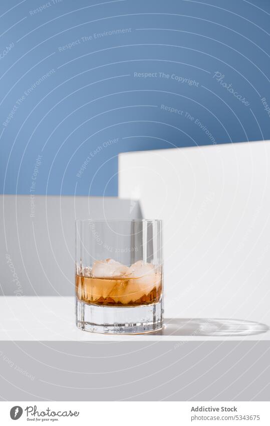 Ein Glas Whiskey mit Eis Eiswürfel Alkohol auf Felsen trinken liquide durchsichtig gefroren Erfrischung Kristalle kalt Glaswaren Sauberkeit Geschmack