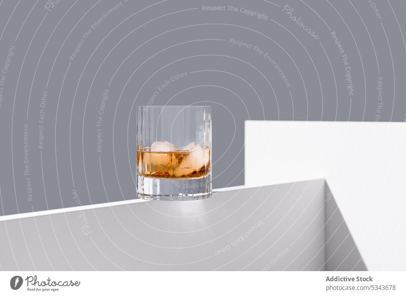Ein Glas Whiskey mit Eis Eiswürfel Alkohol auf Felsen trinken Tisch liquide durchsichtig gefroren Erfrischung Kristalle Saum kalt Glaswaren Sauberkeit Geschmack