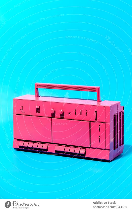 Vintage rosa Boombox gegen blauen Hintergrund Schreiber Kassette retro stereo Musik Klebeband Nostalgie Klang Aufzeichnen Radio Objekt altehrwürdig Audio analog
