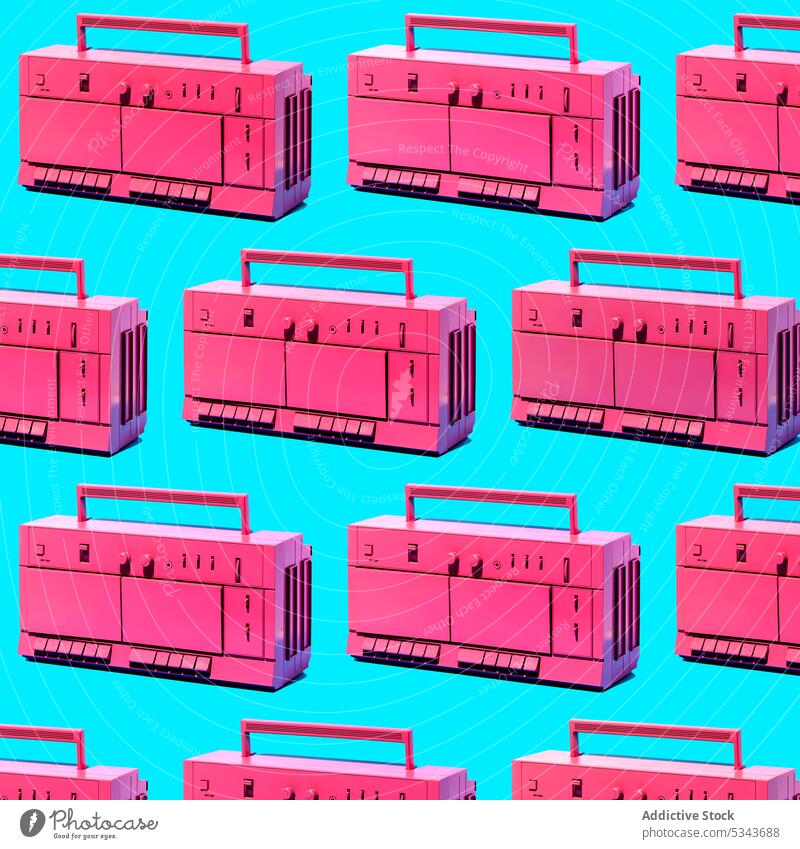 Ähnliche alte Boomboxen vor blauem Hintergrund Schreiber Muster retro Musik altehrwürdig Klebeband Design abstrakt Kassette altmodisch ähnlich Kulisse Nostalgie