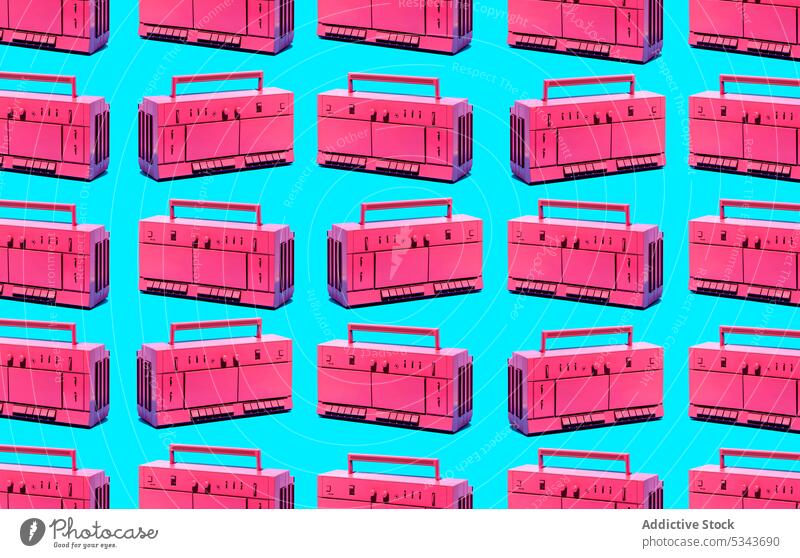 Ähnliche alte Boomboxen vor blauem Hintergrund Schreiber Muster retro Musik altehrwürdig Klebeband Design abstrakt Kassette altmodisch ähnlich Kulisse Nostalgie