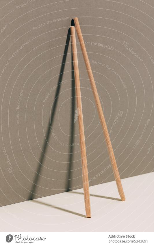 Holzstäbchen auf dem Schreibtisch an der Wand Essstäbchen Bambus kleben Tradition einfach sehr wenige Paar Orientalisch asiatisch Material Tisch Werkzeug