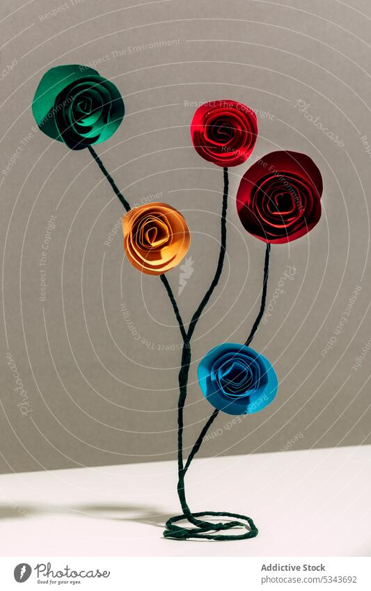 Mehrfarbige Papierrosen mit Draht auf weißem Schreibtisch Blume Dekoration & Verzierung kreativ farbenfroh Design Kunst Roséwein handgefertigt Kunstwerk