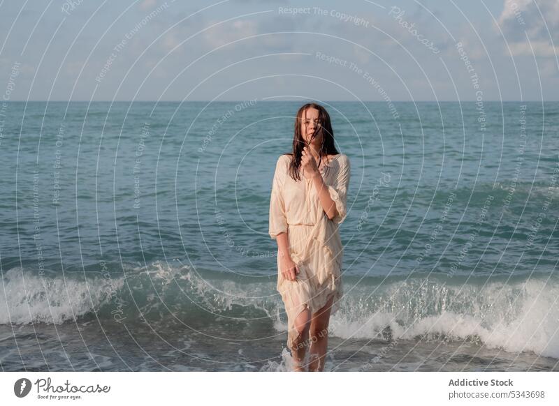 Frau schaut in die Kamera gegen den bewölkten Himmel während des Sommerurlaubs MEER schwimmen Urlaub Windstille ruhig Resort Feiertag Blauer Himmel nass jung