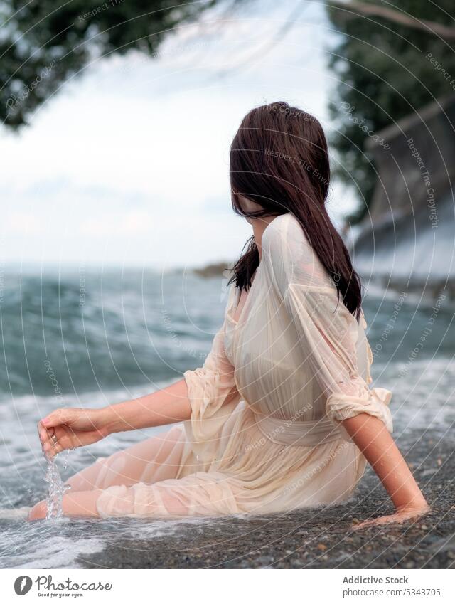 Frau im weißen Kleid am Meer ruhen MEER Strand Resort Sommer Urlaub sich[Akk] entspannen Feiertag Küste winken Wasser Ufer genießen reisen Natur Halskette