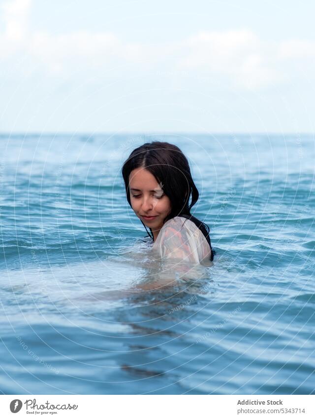 Zufriedene Frau schwimmt im kräuselnden Meer MEER schwimmen Sommer Urlaub Windstille ruhig Resort Feiertag Blauer Himmel nass jung Erholung sorgenfrei