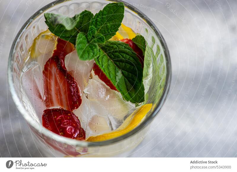 Draufsicht auf einen Sommercocktail mit Eis, Minze und Erdbeere Hintergrund Getränk Cocktail trinken frisch Glas Blätter Zitrone organisch roh reif Saison