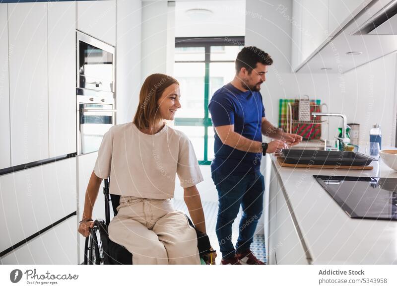 Glückliches Paar hat Spaß in der Küche Zusammensein deaktiviert Reha Koch vorbereiten heiter heimwärts Ehemann Ehefrau Partnerschaft diskutieren Rollstuhl