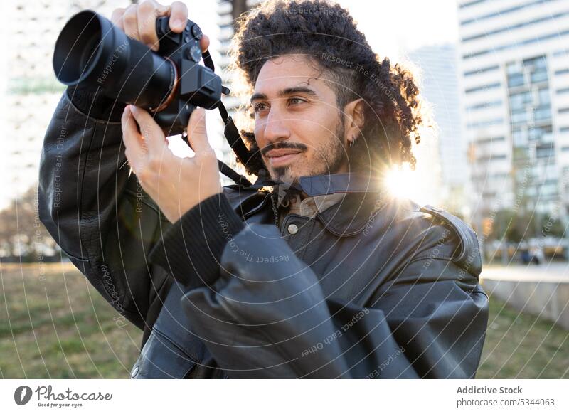 Fotograf, der ein Bild auf einer Fotokamera aufnimmt Mann fotografieren Fotoapparat Straße Fotografie einfangen Gedächtnis schießen Großstadt Hobby ethnisch