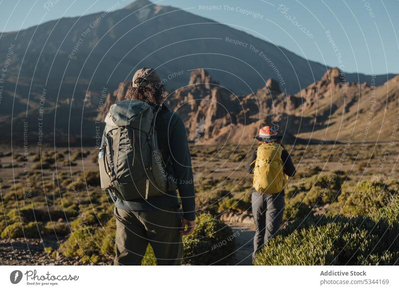 Unbekanntes Reisendenpaar bewundert die Berge in der Natur Paar Reisender Berge u. Gebirge Wanderung Tourist Spaziergang Ausflug Hochland Trekking Abenteuer