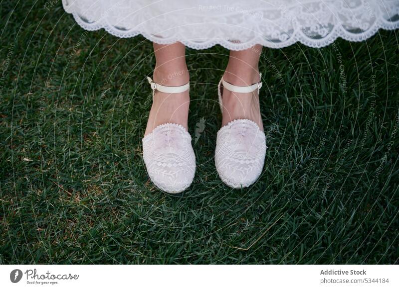Beine eines Mädchens mit Schuhen auf Gras im Park Rasen elegant Kind Stil Natur Kleid Wiese grasbewachsen Landschaft Sommer Mode trendy Feld Kindheit Fuß