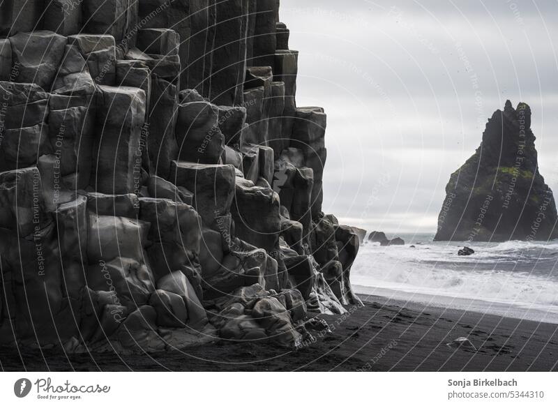 Skulpturen - die Natur ist ein Künstler- Reynisfjara Strand Island schwarz schwarzer Sandstrand Islandreise isländisch Südisland platschen Spray Steine Unwetter
