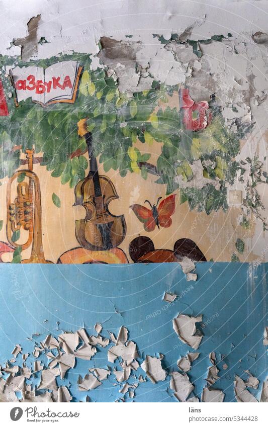 Lost Land Love ll Wandmalerei mauer wandbild Wandel & Veränderung illustration Geige Trompete szene Schmetterling lost places abblättern abblätternde Farbe