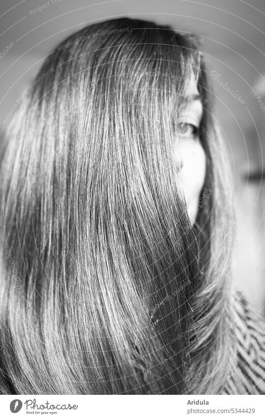 Portrait | Lange Haare verdecken das Gesicht einer Frau s/w Porträt Portait Haare & Frisuren Blick Blick in die Kamera feminin unscharf verstecken verbergen