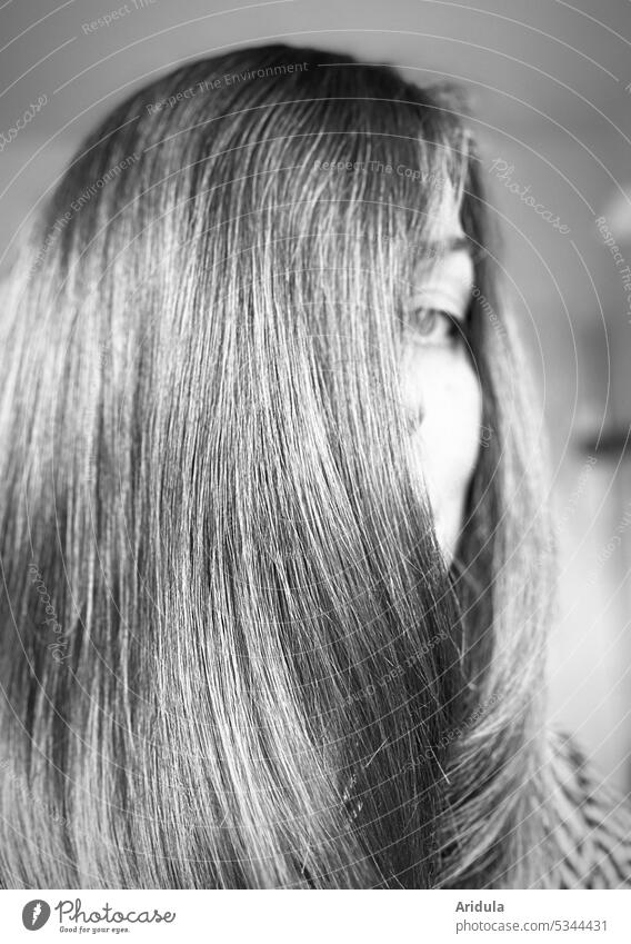 Portrait | Lange Haare verdecken das Gesicht einer Frau s/w No. 2 Porträt Portait Haare & Frisuren lange Haare Auge Kopf Blick Mensch feminin Erwachsene