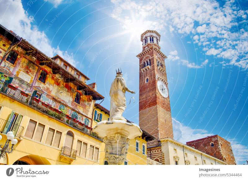 Madonna Brunnen Statue und Glockenturm Torre dei Lamberti auf dem Piazza delle Erbe. Verona, Italien blau Himmel Sonne Sonnenstrahlen Berühmt Reiseziel