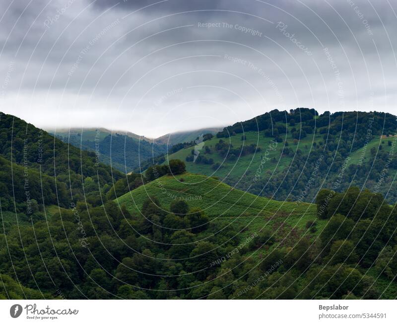 Berglandschaft am Jakobsweg. Französisch Pyrenäen Hügel Landschaft malerisch Frankreich grün Natur Himmel ländlich Cloud Tal Gipfel wandern Pilgerfahrt