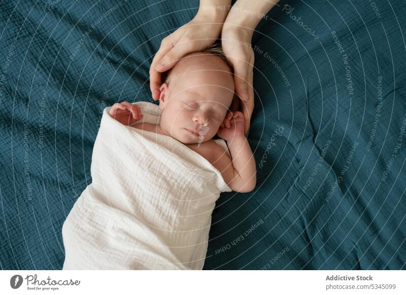 Unbekannte Mutter berührt Neugeborenes im Bett Baby Säugling neugeboren Kind schlafen wickeln Mama verwundbar Lügen Komfort gemütlich unschuldig friedlich Decke