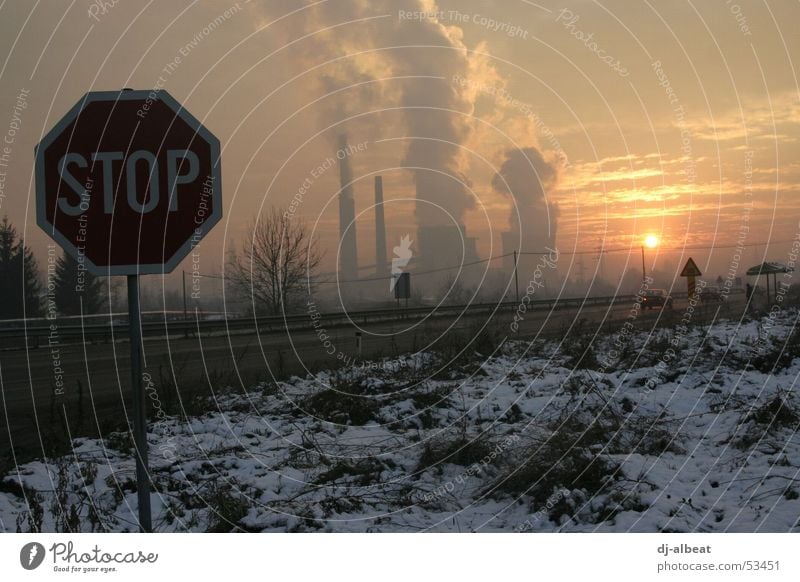 Tuzla Sunset stoppen Wolken rot grau gelb dreckig Smog dunkel weiß Osteuropa Osten Wiese beklemmend Trauer Industrie Angst Panik Moral Bosnien-Herzegowina