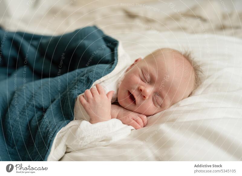 Niedliches Baby schläft auf dem Bett Säugling neugeboren Kind schlafen verwundbar Komfort Lügen gemütlich träumen unschuldig friedlich Decke weich niedlich
