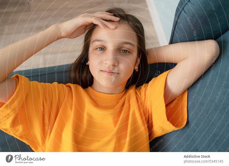 Mädchen ruht auf Sofa im Schlafzimmer zu Hause sich[Akk] entspannen ruhen Teenager Armsessel verträumt heimwärts Lügen Komfort lässig Liege Windstille heiter
