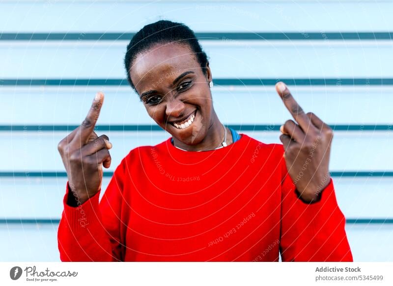 Selbstsichere Frau mit Fick-dich-Geste Model fick dich gestikulieren Mittelfinger unanständig selbstsicher Porträt schwarz Afroamerikaner sich[Akk] verpissen