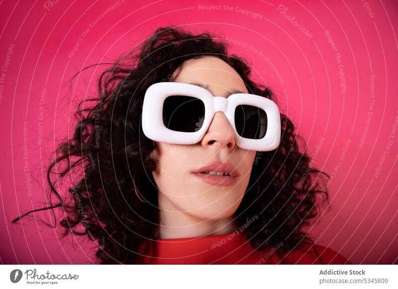 Frau mit trendiger Sonnenbrille auf rosa Hintergrund Stil Outfit Porträt Mode trendy jung hell Vorschein cool Brille Persönlichkeit modern Accessoire Inhalt