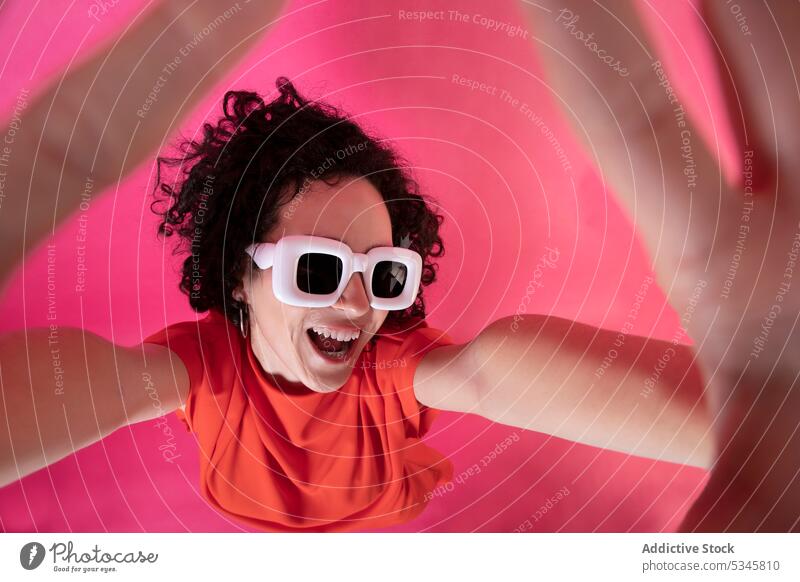 Lustige stilvolle Frau zeigt Palmen über rosa Hintergrund Handfläche Rahmengebärde Stil Sonnenbrille Lächeln Glück Zeichen heiter elegant positiv Symbol