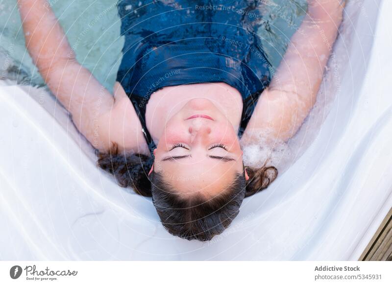 Mädchen ruht sich in der Badewanne während eines Sommertages aus sich[Akk] entspannen Wasser Erholung Vergnügen ruhen Badeanzug Freizeit Wohlbefinden Pool Kälte