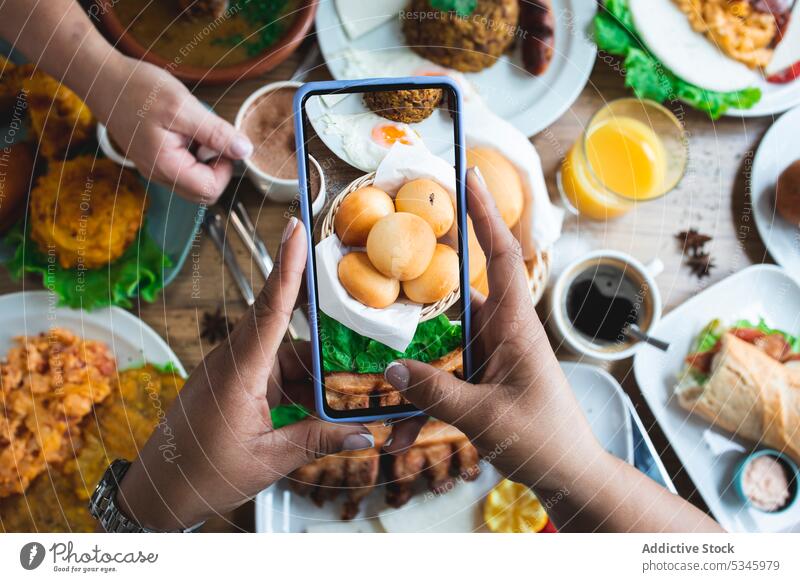 Crop anonyme weibliche fotografische traditionelle lateinamerikanische Gerichte im Restaurant Frau fotografieren Speise Lebensmittel lecker Smartphone