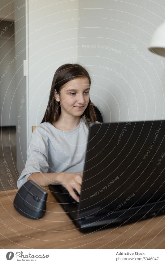Junges nachdenkliches Teenager-Mädchen mit Laptop im Lernzimmer Schüler Arbeit nachdenken besinnlich abgelegen heimwärts benutzend Gerät Tisch Apparatur Frau